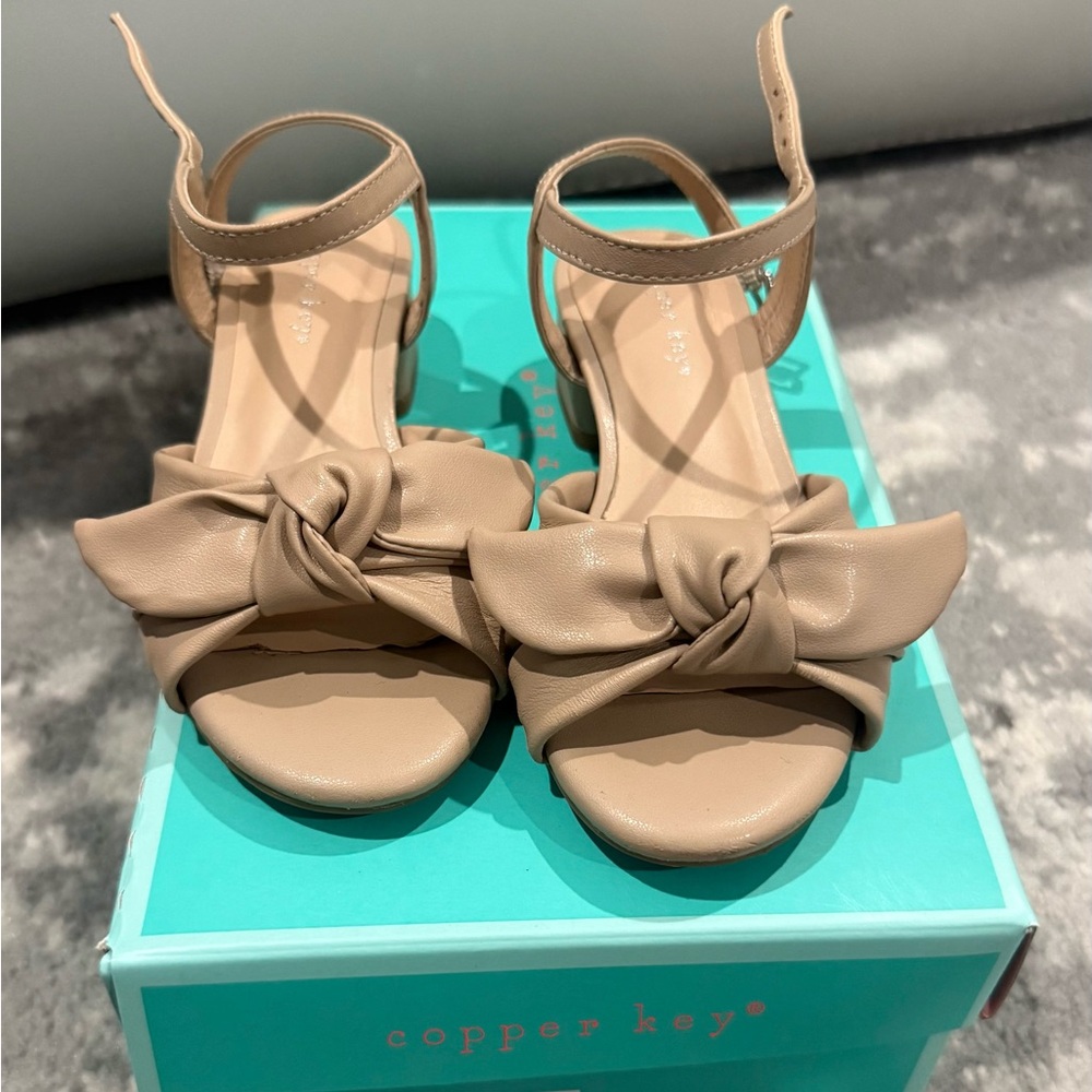 Copper Key girl’s Bow Accent Sandals - Beige